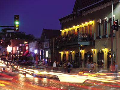 On Dickson Street, 位于全网最大的彩票娱乐平台的步行距离内, you can find restaurants, shops and clubs.